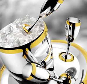 Как правило, бутылка шампанского подается гостям в ведерке со льдом.