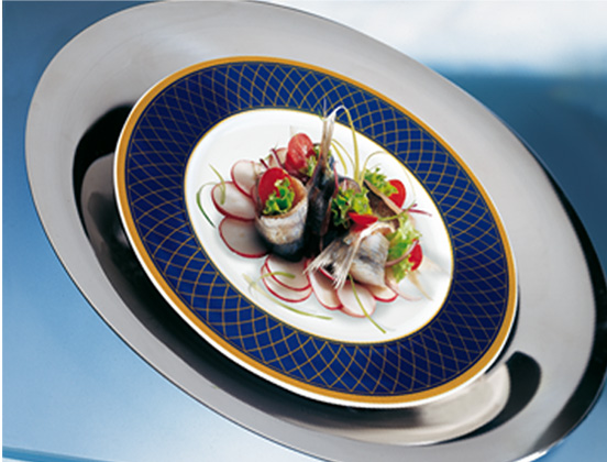 Идеальный завершающий элемент сервиза - это тарелка-подставка из нержавеющей стали.