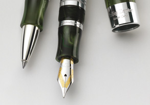 Эта уникальная коллекция производится компанией Montegrappa - старейшим итальянским производителем ручек и письменных принадлежностей.